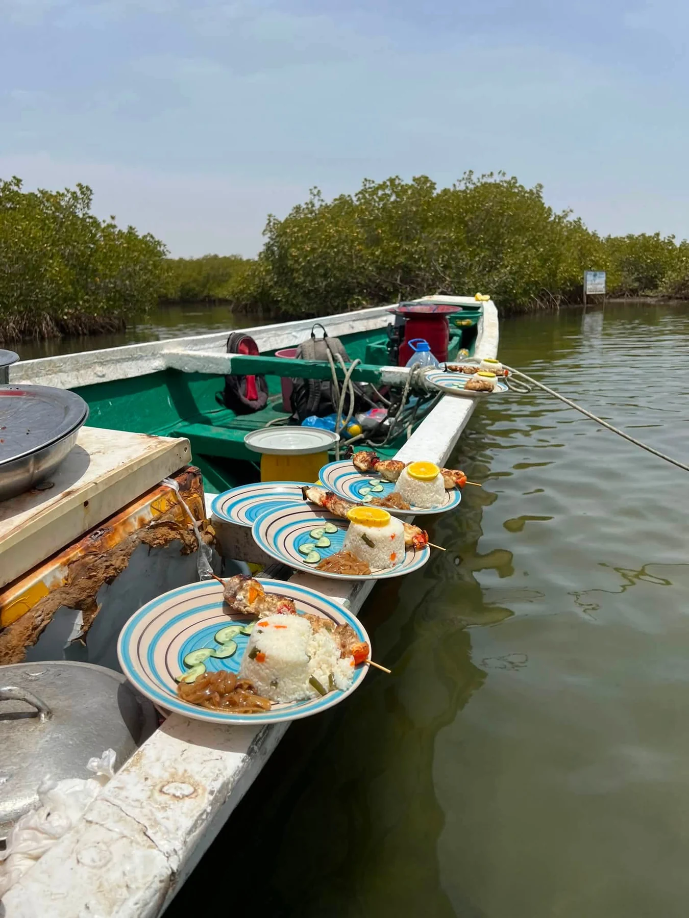 Déjeuner servi à bord d’une pirogue dans la mangrove de Mar Lodj, au Sine Saloum