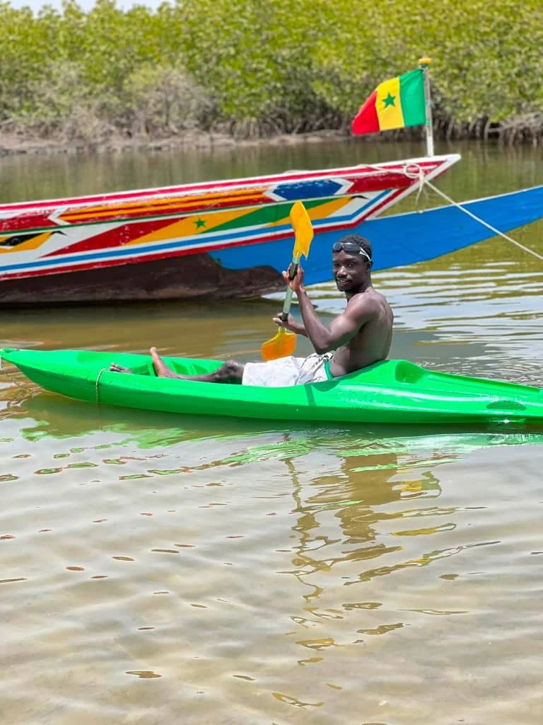 Canoë-kayak dans les bolongs de Mar Lodj, au cœur de la mangrove du Sine Saloum au Sénégal