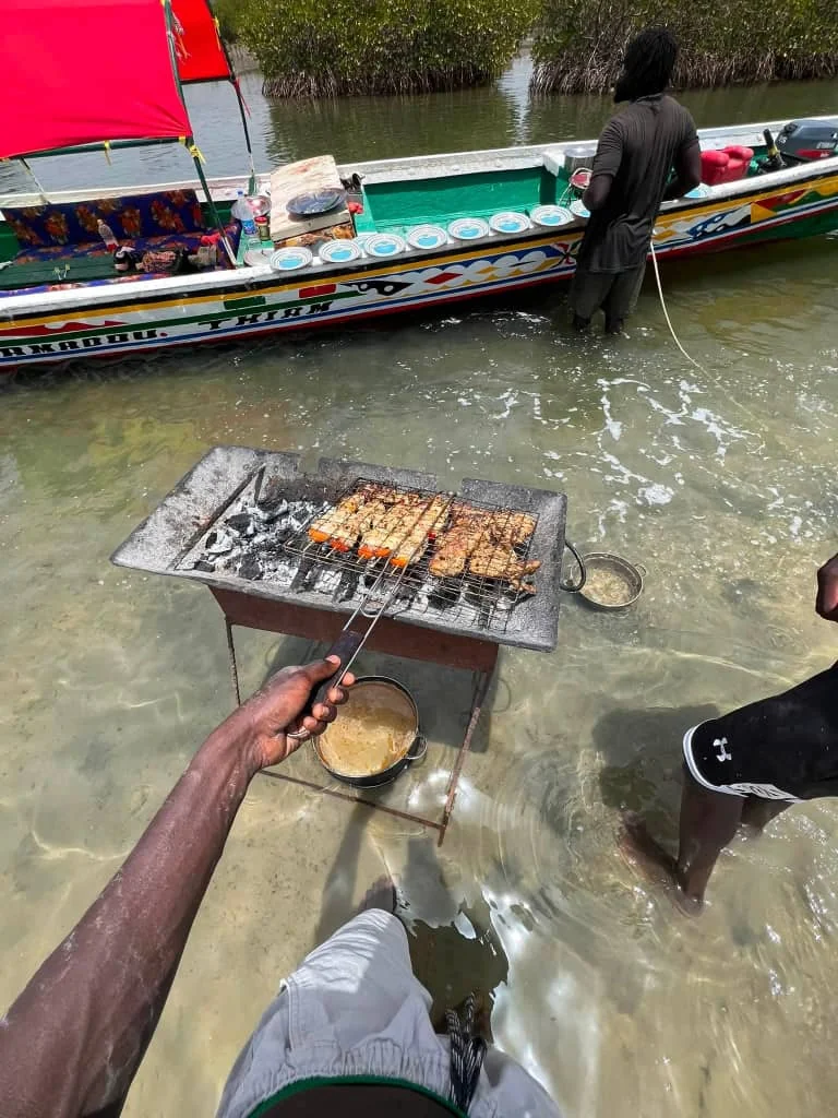 Préparation de grillades au bord de l’eau lors de l’excursion à Mar Lodj dans le Sine Saloum