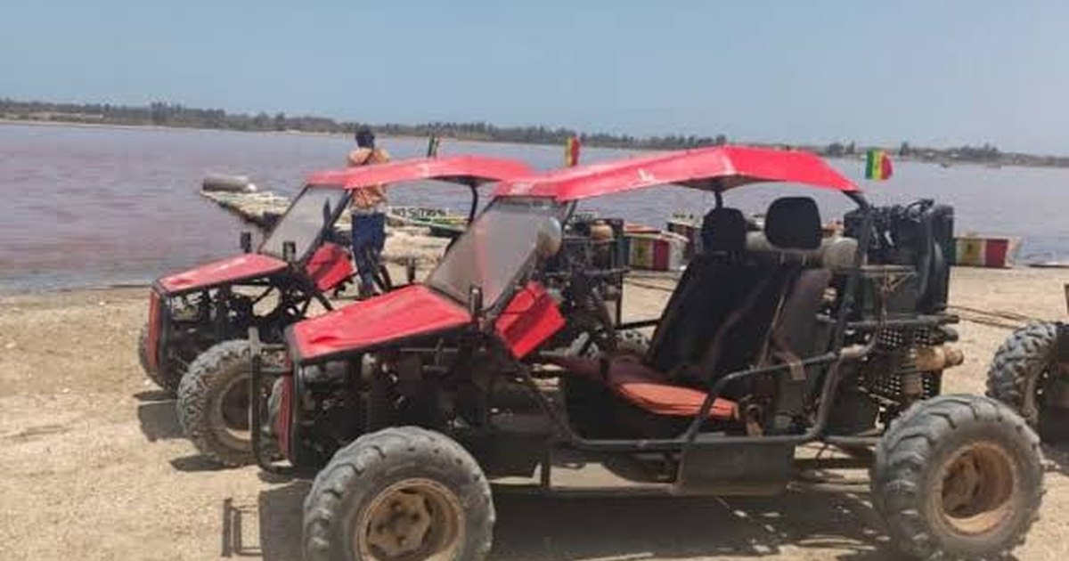 Deux buggys rouges stationnés au bord du Lac Rose au Sénégal
