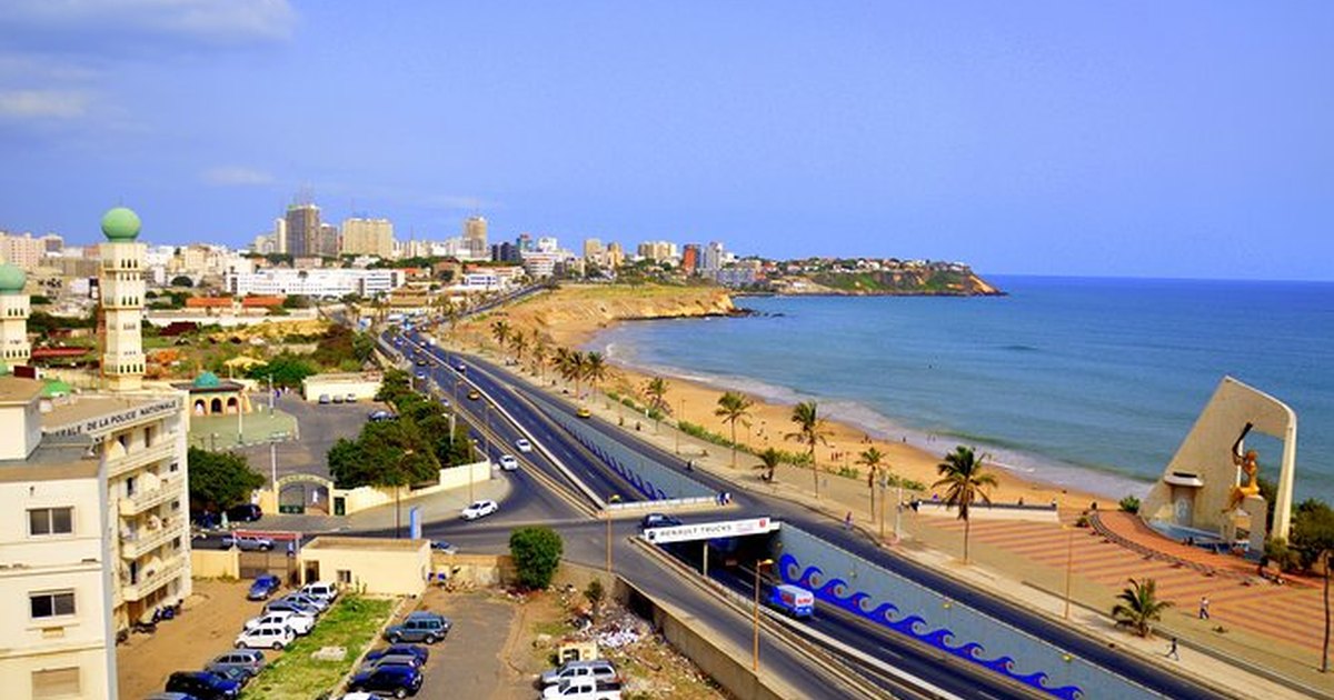 Vue de la Corniche de Dakar, de la Mosquée de la Divinité et de l’océan Atlantique