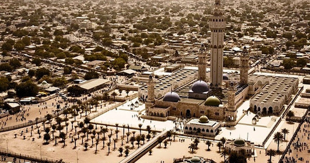 Vue aérienne de Touba et de la Grande Mosquée au cœur de la ville sainte du Sénégal