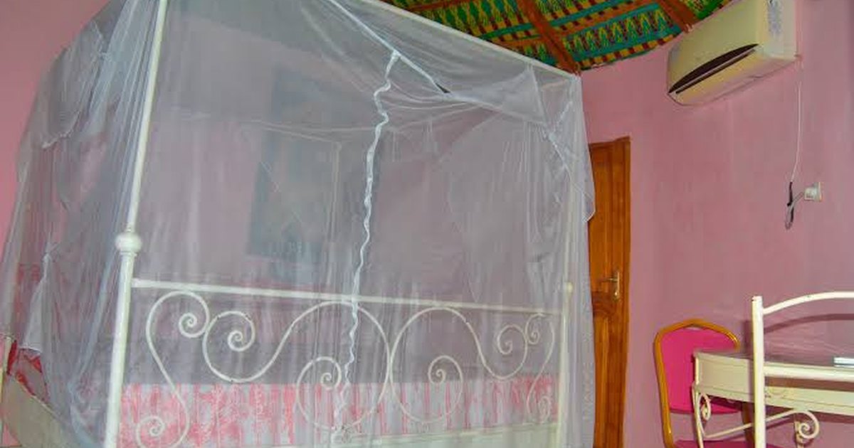 Chambre climatisée avec lit sous moustiquaire au Lac Rose