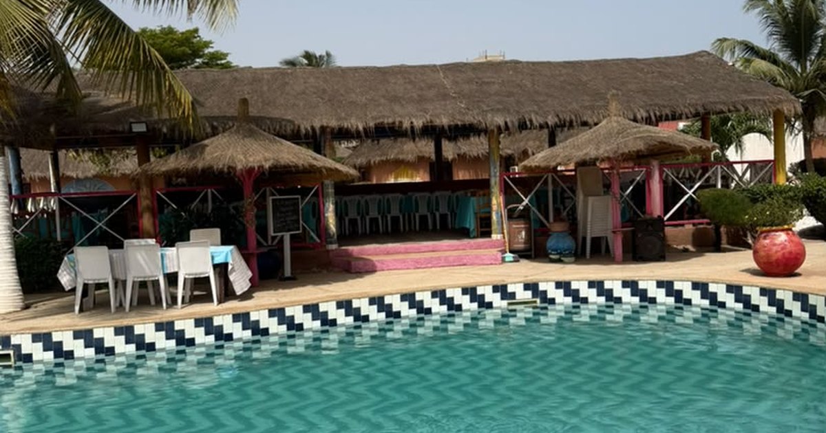 Piscine de l'hôtel incluse dans le forfait complet avec repas au Lac Rose