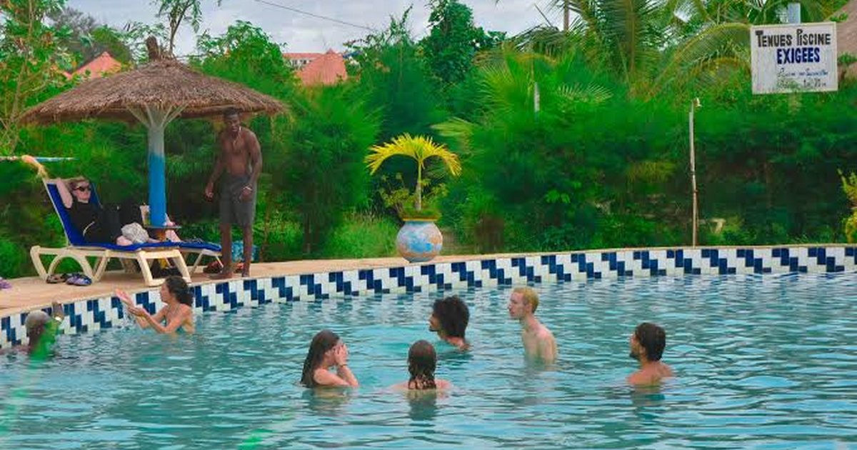 Piscine extérieure entourée de verdure pour la formule Yendou adulte au Lac Rose
