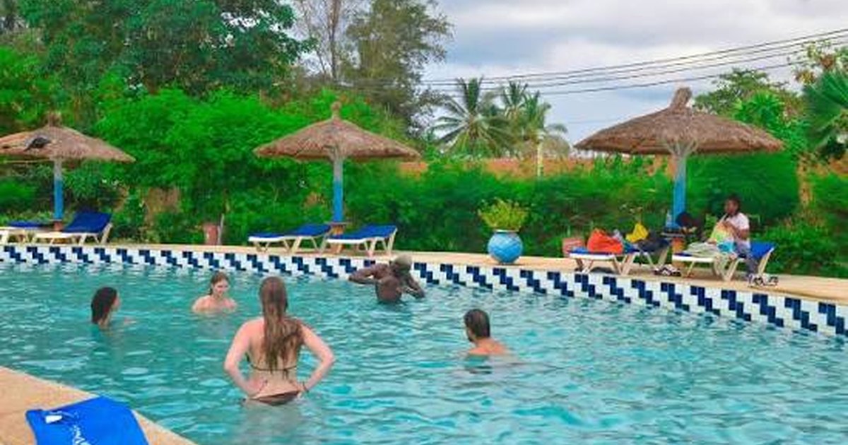Familles profitant d’une piscine extérieure pendant une journée au Lac Rose