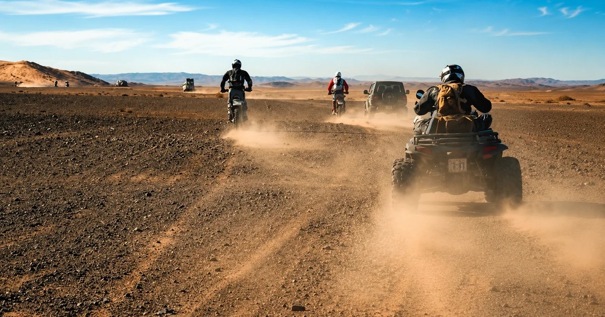 Convoi de quads traversant les dunes pendant l'excursion Lac Rose