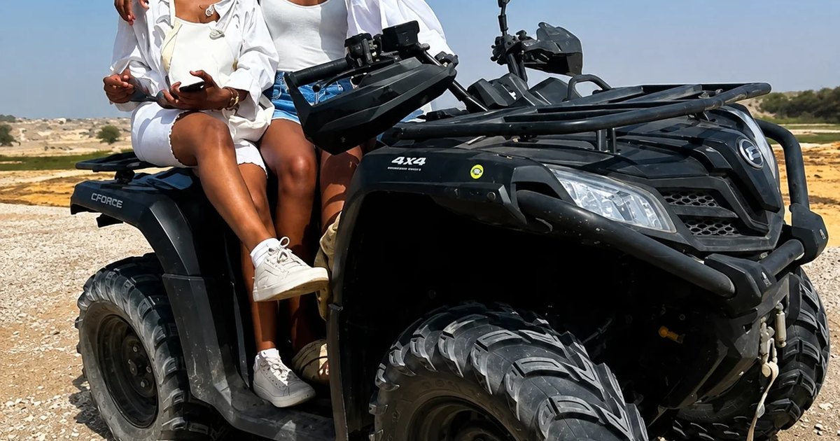 Duo installé sur un quad pour découvrir les environs du Lac Rose