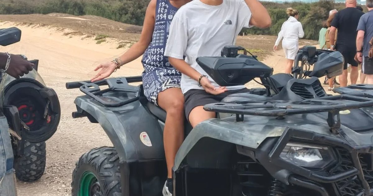 Deux voyageuses partageant une balade en quad au Lac Rose