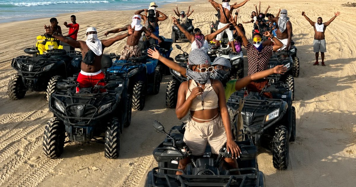 Groupe de voyageurs réuni avec ses quads au Lac Rose