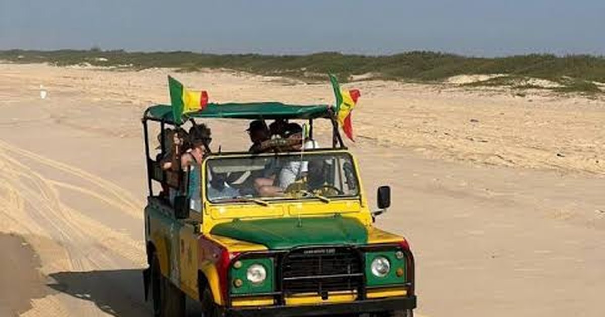 Excursion en véhicule 4x4 sur les dunes de sable du Lac Rose au Sénégal
