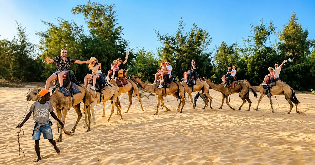 Caravane de dromadaires dans les dunes du Lac Rose au Sénégal