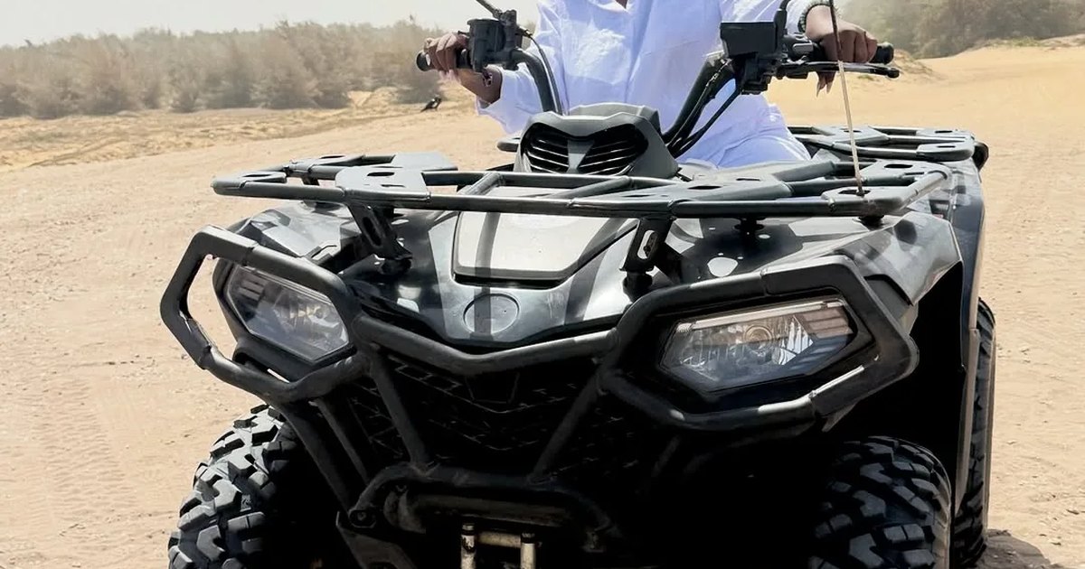 Quad prêt pour une balade sur les pistes autour du Lac Rose