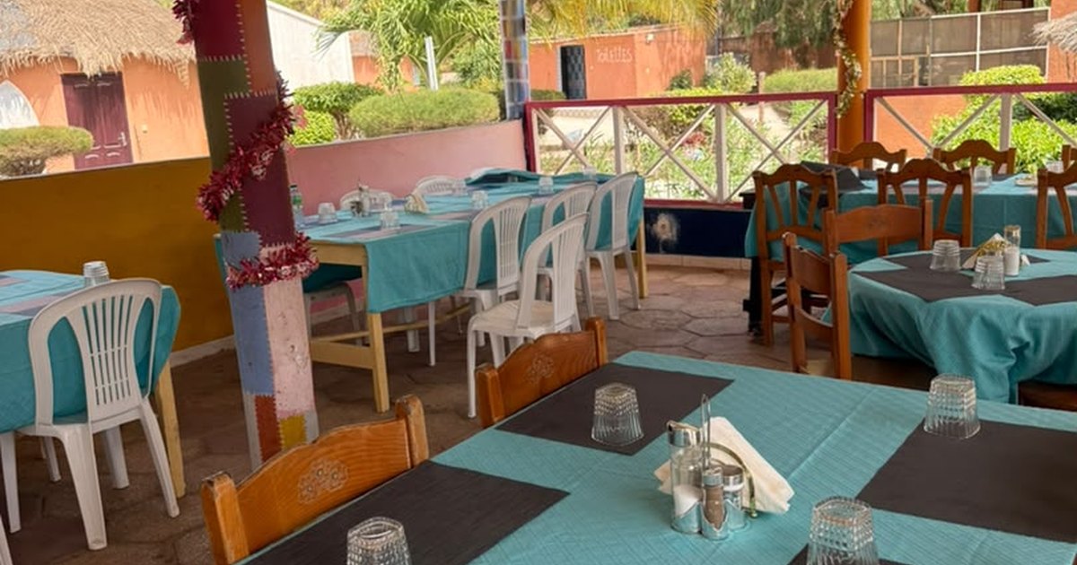Tables du restaurant pour la formule plat, boisson et dessert au Lac Rose