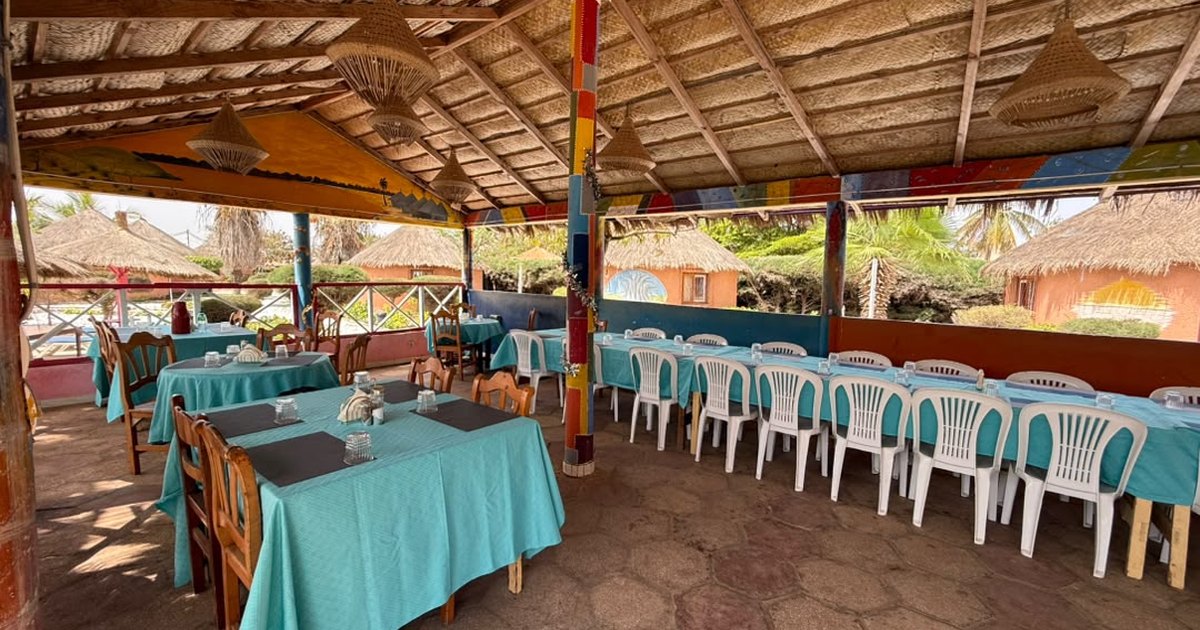 Espace restaurant servant le poulet yassa traditionnel au Lac Rose