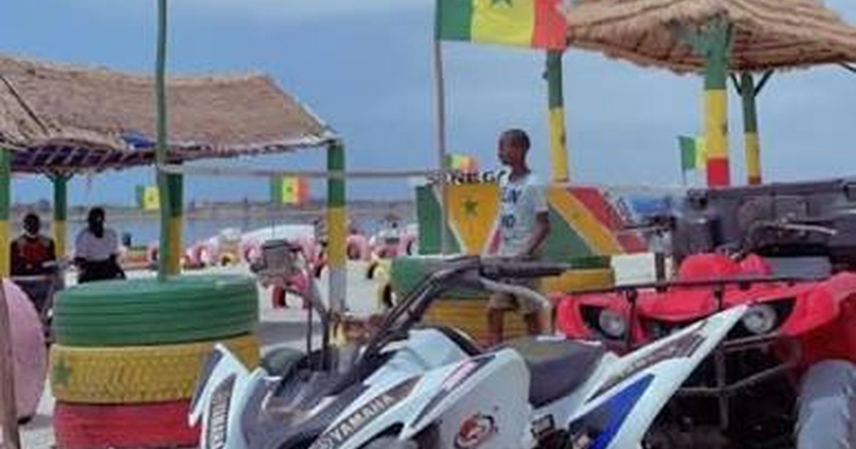 Quad sportif type Raptor présenté dans une base aux couleurs du Sénégal