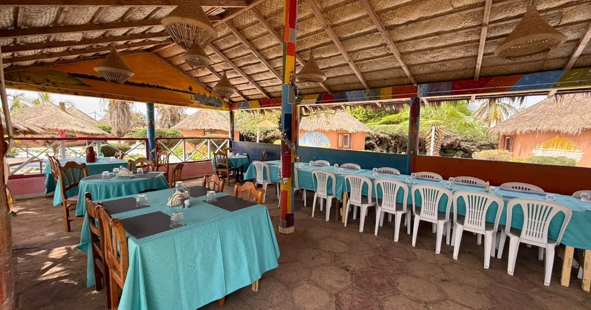 Restaurant sénégalais servant le thiébou djeun près du Lac Rose