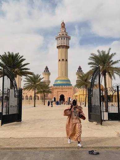 Entrée de la Grande Mosquée de Touba avec son minaret et ses palmiers