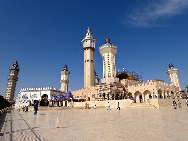Esplanade et minarets de la Grande Mosquée de Touba sous le ciel bleu