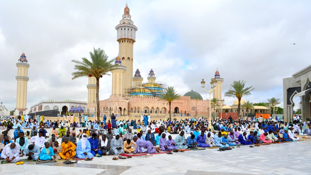 Fidèles réunis pour la prière sur l’esplanade de la Grande Mosquée de Touba