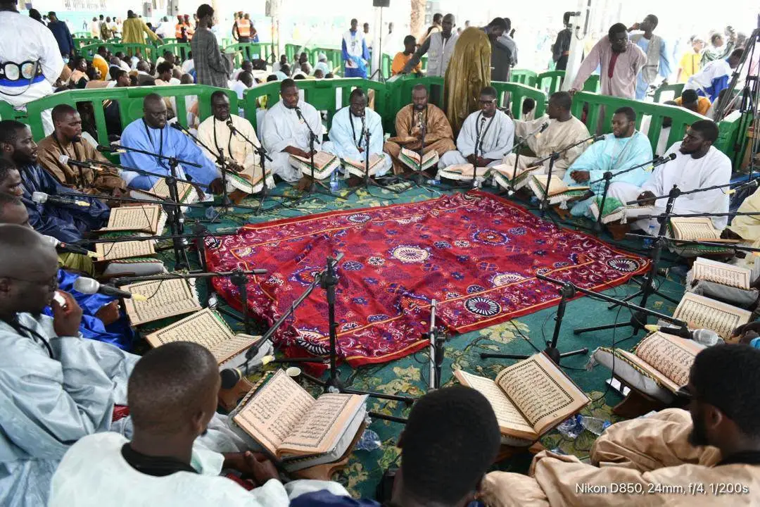 Cercle de récitation du Coran lors d’une journée religieuse à Touba