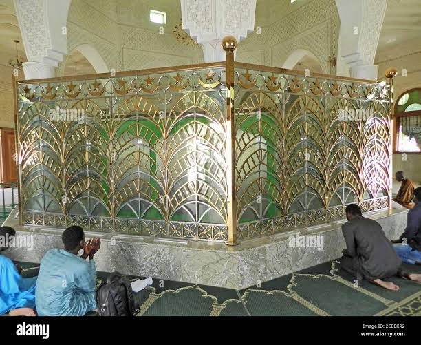 Espace intérieur de recueillement visité avec respect dans la Grande Mosquée de Touba