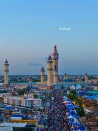 Vue panoramique de la Grande Mosquée de Touba pendant un grand rassemblement religieux