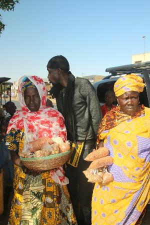 Scène de vie locale et habitantes de Touba présentant des produits traditionnels