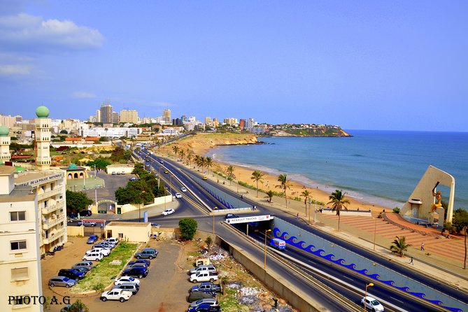 Vue de la Corniche de Dakar, de la Mosquée de la Divinité et de l’océan Atlantique