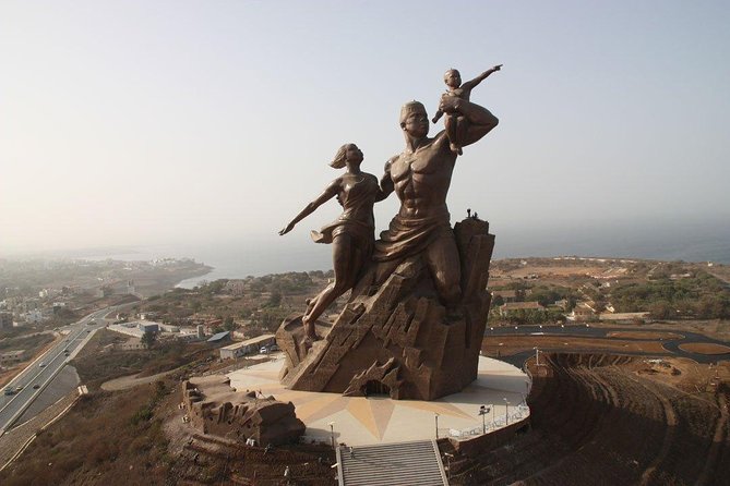 Monument de la Renaissance africaine dominant Dakar
