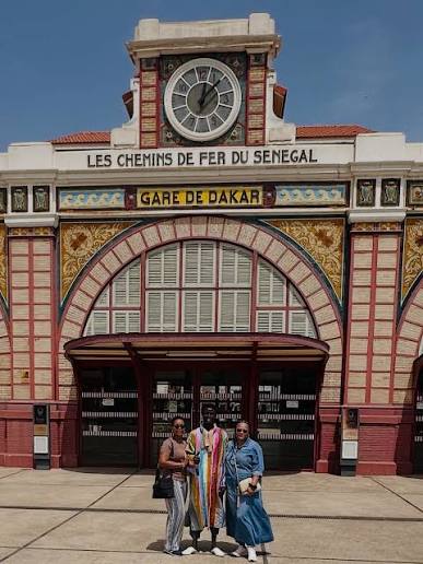 Façade historique de la gare ferroviaire de Dakar