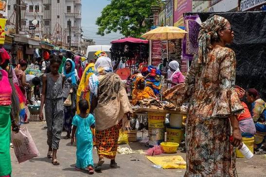Scène de marché animée dans le centre de Dakar