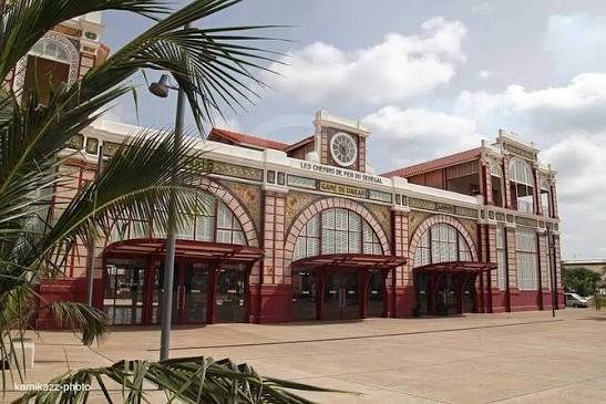 Vue extérieure de la gare de Dakar et de son architecture