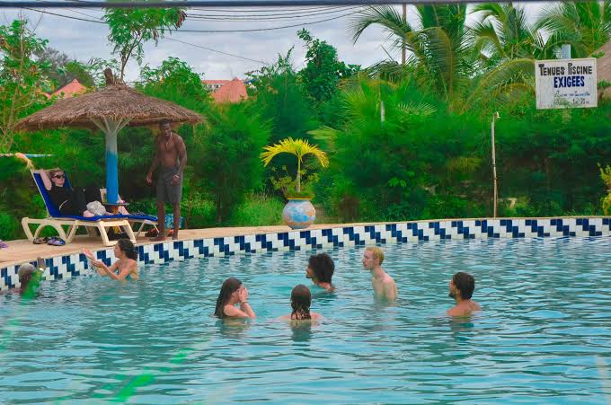 Piscine extérieure entourée de verdure pour la formule Yendou adulte au Lac Rose