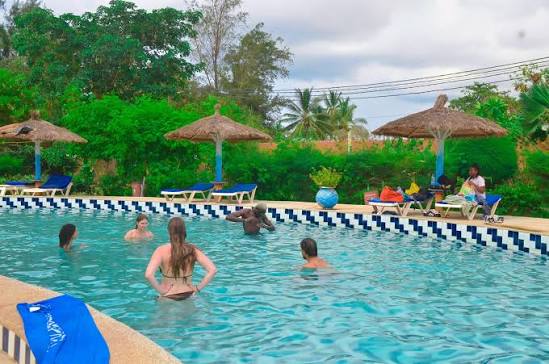 Familles profitant d’une piscine extérieure pendant une journée au Lac Rose
