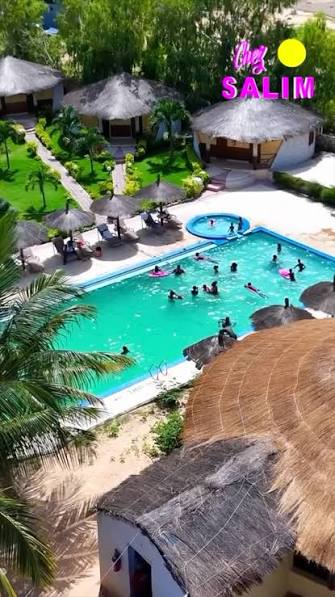 Vue générale de l’espace piscine et du jardin au Lac Rose