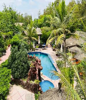 Piscine dans un jardin accessible avec la formule chambre ventilée
