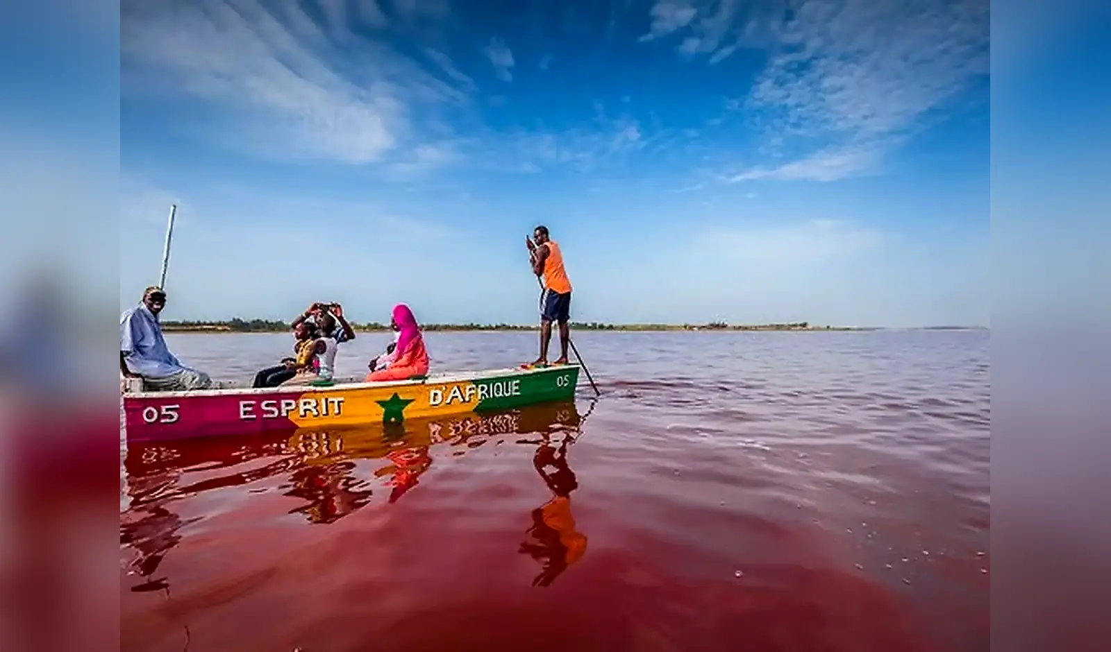 Navigation en pirogue traditionnelle à Lac Rose, Sénégal
