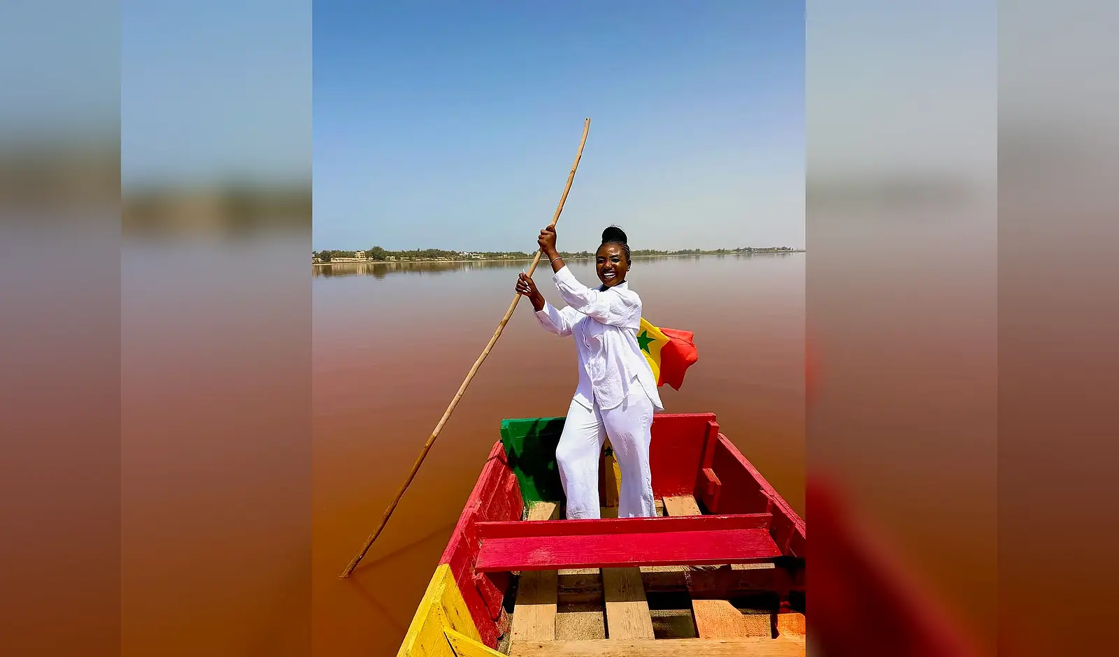Navigation en pirogue traditionnelle à Lac Rose, Sénégal