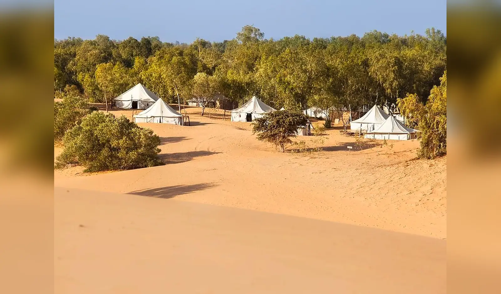 Dunes et campement dans le désert de Lompoul à Désert de Lompoul, Sénégal