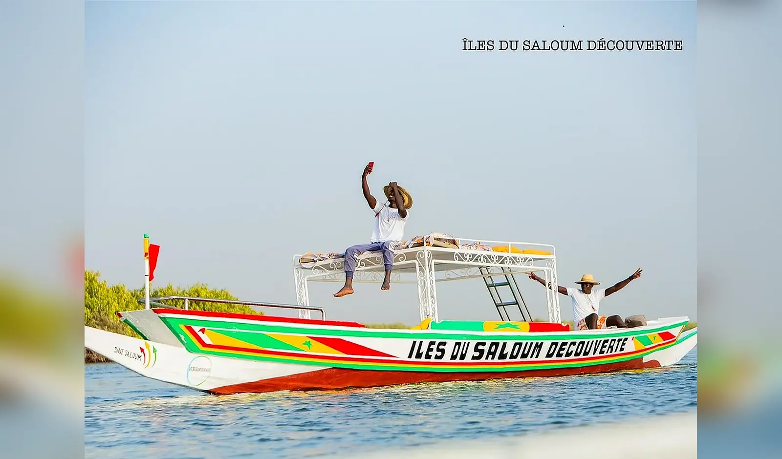 Navigation en pirogue traditionnelle à Sine Saloum, Sénégal