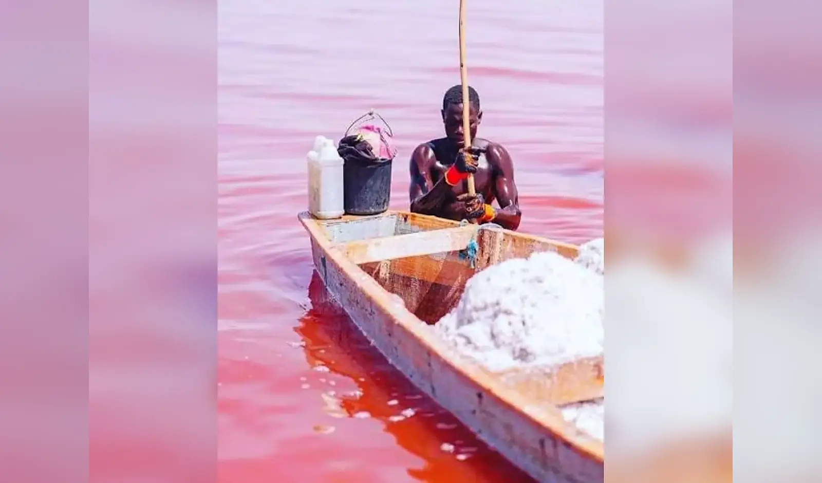 Récolte traditionnelle du sel sur le Lac Rose à Lac Rose, Sénégal
