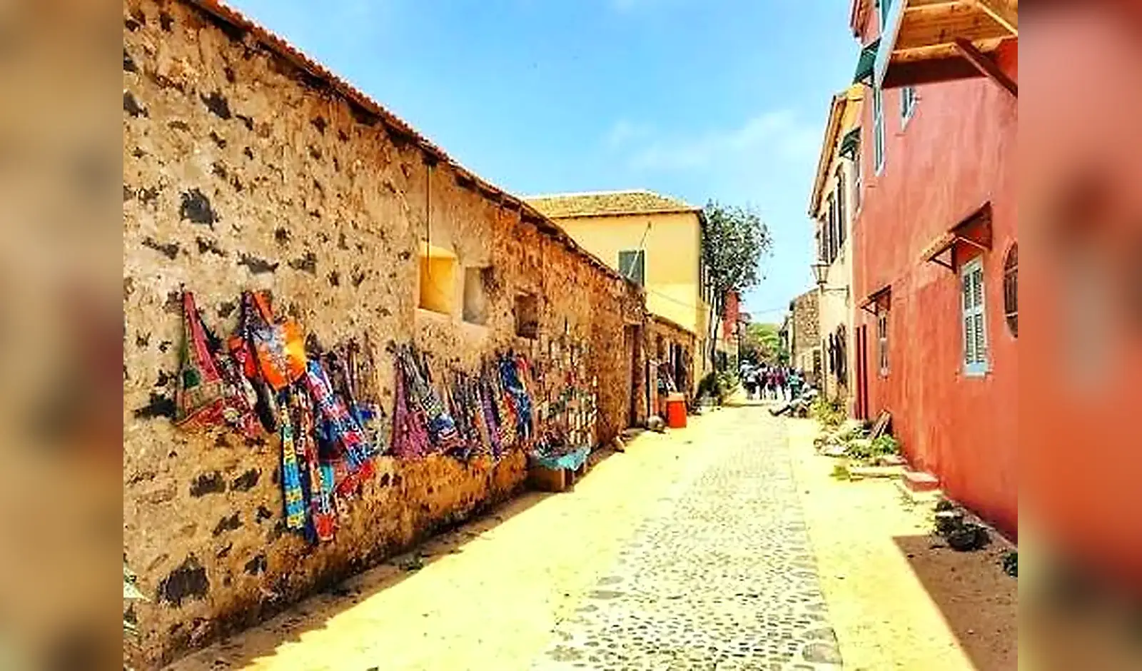 Rue artisanale colorée de l’île de Gorée à Île de Gorée, Sénégal