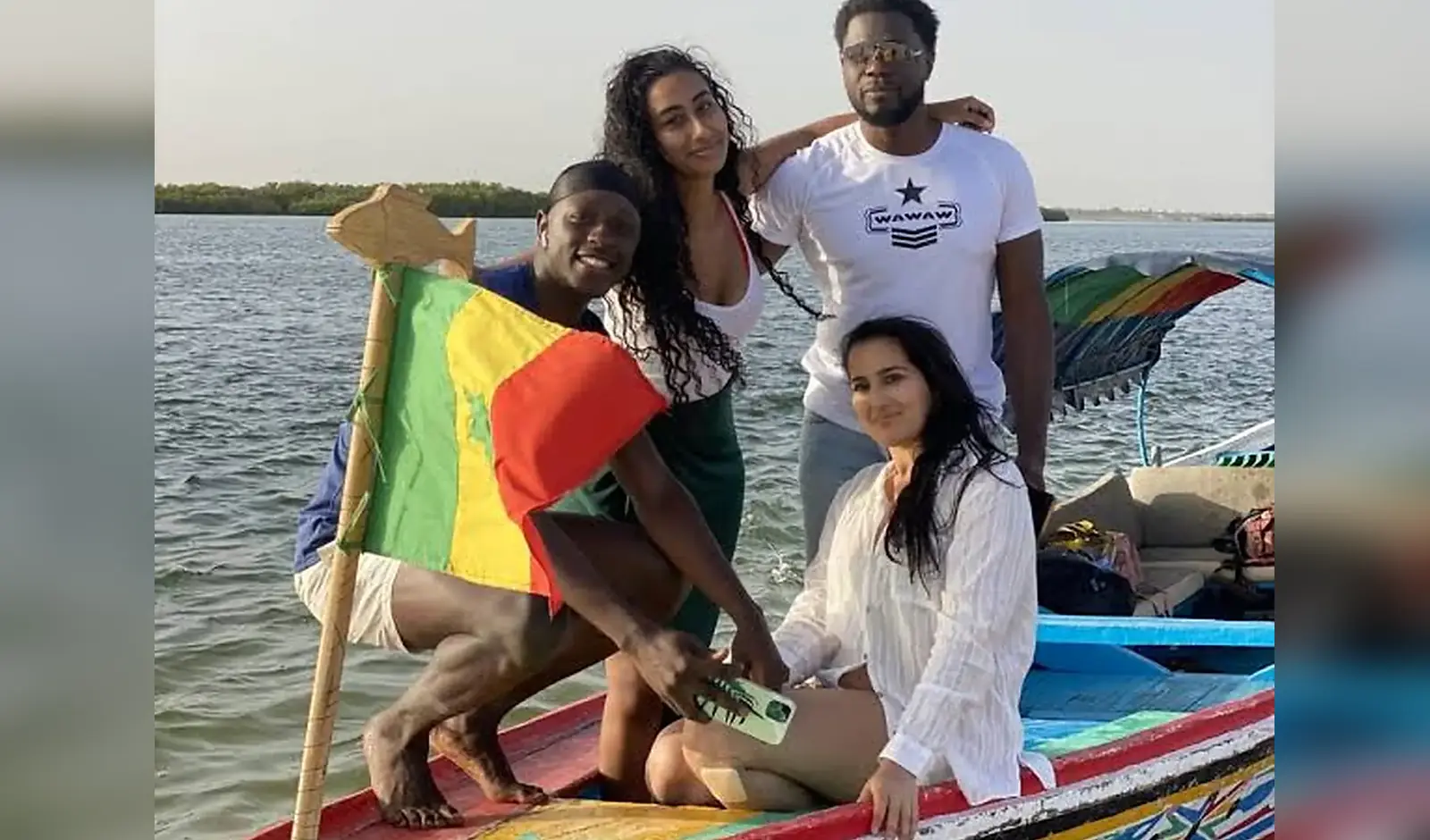 Navigation en pirogue traditionnelle à Sine Saloum, Sénégal